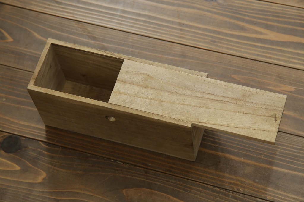 和製アンティーク　美品!!　漆塗り　鳥の意匠を凝らした打ち出し金具が目を引く庄内箪笥(収納タンス、引き出し、閂、かんぬき、時代箪笥、サイドチェスト、衣装箪笥)(R-066600)