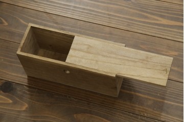 和製アンティーク　美品!!　漆塗り　鳥の意匠を凝らした打ち出し金具が目を引く庄内箪笥(収納タンス、引き出し、閂、かんぬき、時代箪笥、サイドチェスト、衣装箪笥)(R-066600)