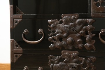 和製アンティーク　美品!!　漆塗り　鳥の意匠を凝らした打ち出し金具が目を引く庄内箪笥(収納タンス、引き出し、閂、かんぬき、時代箪笥、サイドチェスト、衣装箪笥)(R-066600)