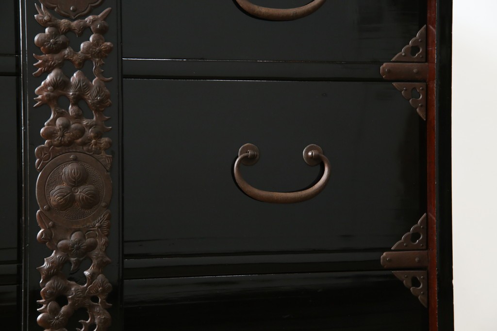 和製アンティーク　美品!!　漆塗り　鳥の意匠を凝らした打ち出し金具が目を引く庄内箪笥(収納タンス、引き出し、閂、かんぬき、時代箪笥、サイドチェスト、衣装箪笥)(R-066600)