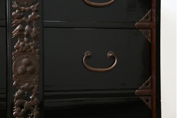 和製アンティーク　美品!!　漆塗り　鳥の意匠を凝らした打ち出し金具が目を引く庄内箪笥(収納タンス、引き出し、閂、かんぬき、時代箪笥、サイドチェスト、衣装箪笥)(R-066600)