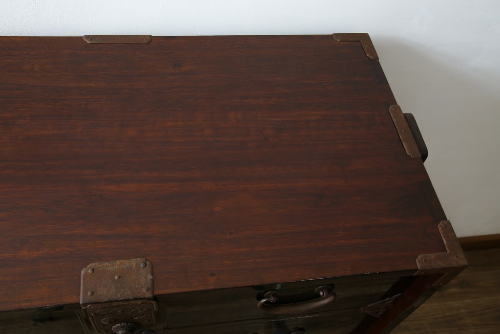 和製アンティーク　美品!!　漆塗り　鳥の意匠を凝らした打ち出し金具が目を引く庄内箪笥(収納タンス、引き出し、閂、かんぬき、時代箪笥、サイドチェスト、衣装箪笥)(R-066600)