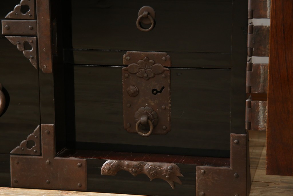 和製アンティーク　美品!!　漆塗り　鳥の意匠を凝らした打ち出し金具が目を引く庄内箪笥(収納タンス、引き出し、閂、かんぬき、時代箪笥、サイドチェスト、衣装箪笥)(R-066600)