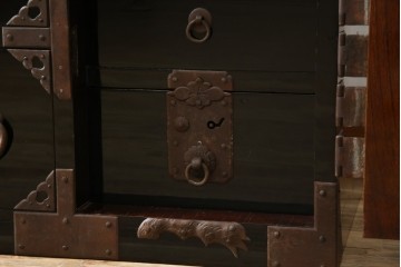 和製アンティーク　美品!!　漆塗り　鳥の意匠を凝らした打ち出し金具が目を引く庄内箪笥(収納タンス、引き出し、閂、かんぬき、時代箪笥、サイドチェスト、衣装箪笥)(R-066600)