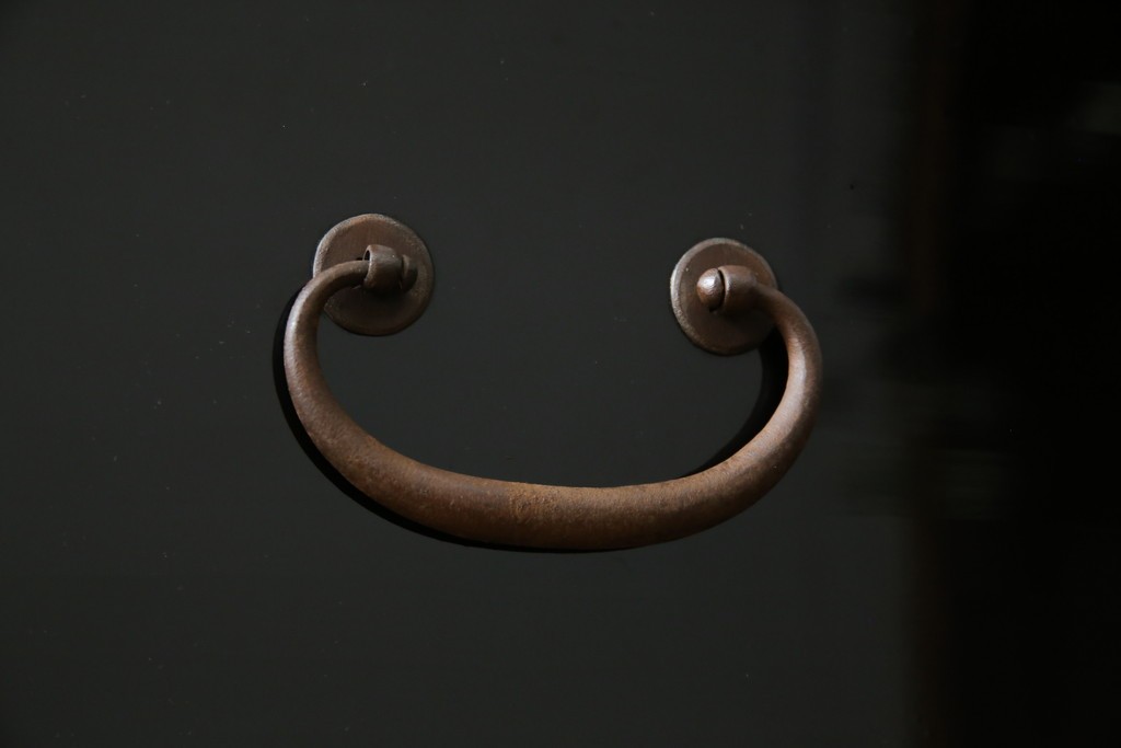 和製アンティーク　美品!!　漆塗り　鳥の意匠を凝らした打ち出し金具が目を引く庄内箪笥(収納タンス、引き出し、閂、かんぬき、時代箪笥、サイドチェスト、衣装箪笥)(R-066600)