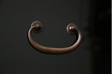 和製アンティーク　美品!!　漆塗り　鳥の意匠を凝らした打ち出し金具が目を引く庄内箪笥(収納タンス、引き出し、閂、かんぬき、時代箪笥、サイドチェスト、衣装箪笥)(R-066600)