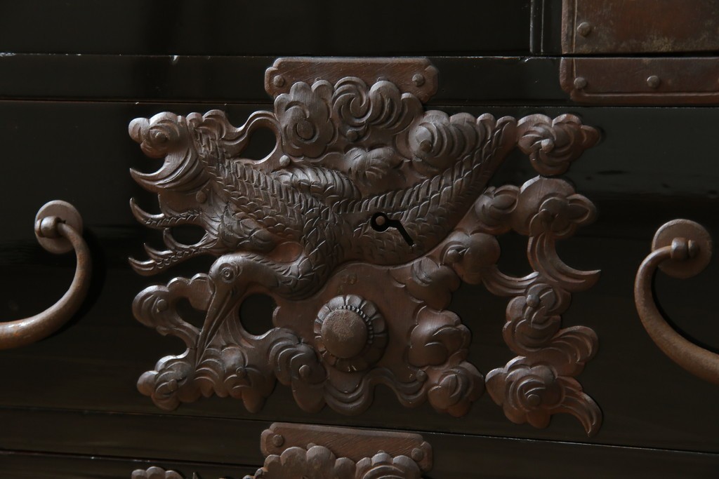和製アンティーク　美品!!　漆塗り　鳥の意匠を凝らした打ち出し金具が目を引く庄内箪笥(収納タンス、引き出し、閂、かんぬき、時代箪笥、サイドチェスト、衣装箪笥)(R-066600)