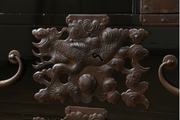 和製アンティーク　美品!!　漆塗り　鳥の意匠を凝らした打ち出し金具が目を引く庄内箪笥(収納タンス、引き出し、閂、かんぬき、時代箪笥、サイドチェスト、衣装箪笥)(R-066600)