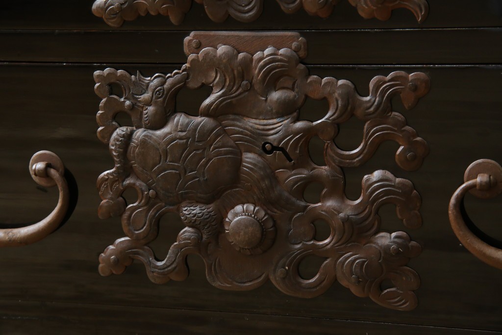 和製アンティーク　美品!!　漆塗り　鳥の意匠を凝らした打ち出し金具が目を引く庄内箪笥(収納タンス、引き出し、閂、かんぬき、時代箪笥、サイドチェスト、衣装箪笥)(R-066600)