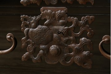 和製アンティーク　美品!!　漆塗り　鳥の意匠を凝らした打ち出し金具が目を引く庄内箪笥(収納タンス、引き出し、閂、かんぬき、時代箪笥、サイドチェスト、衣装箪笥)(R-066600)