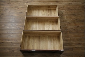 和製アンティーク　美品!!　漆塗り　鳥の意匠を凝らした打ち出し金具が目を引く庄内箪笥(収納タンス、引き出し、閂、かんぬき、時代箪笥、サイドチェスト、衣装箪笥)(R-066600)