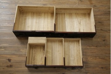 和製アンティーク　美品!!　漆塗り　鳥の意匠を凝らした打ち出し金具が目を引く庄内箪笥(収納タンス、引き出し、閂、かんぬき、時代箪笥、サイドチェスト、衣装箪笥)(R-066600)