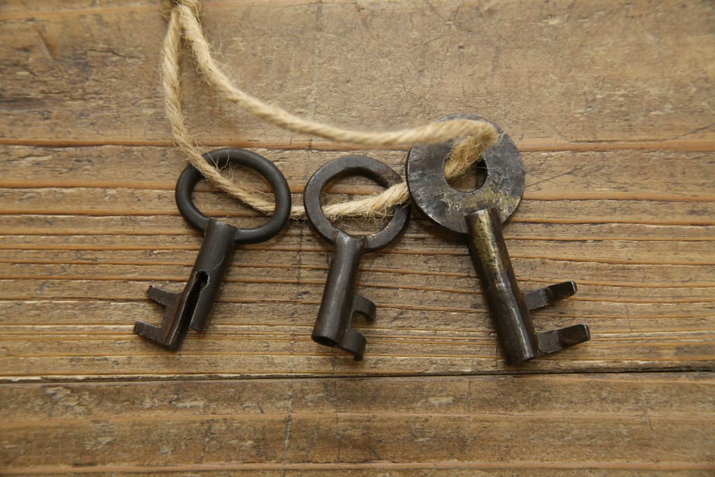 和製アンティーク　美品!!　漆塗り　鳥の意匠を凝らした打ち出し金具が目を引く庄内箪笥(収納タンス、引き出し、閂、かんぬき、時代箪笥、サイドチェスト、衣装箪笥)(R-066600)