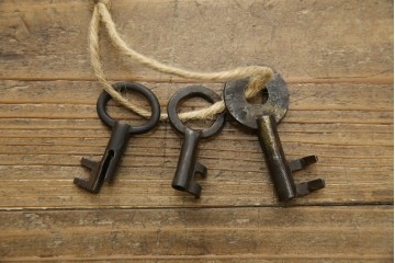 和製アンティーク　美品!!　漆塗り　鳥の意匠を凝らした打ち出し金具が目を引く庄内箪笥(収納タンス、引き出し、閂、かんぬき、時代箪笥、サイドチェスト、衣装箪笥)(R-066600)