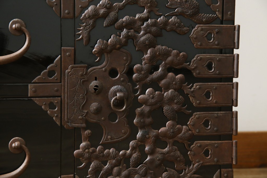 和製アンティーク　美品!!　漆塗り　鳥の意匠を凝らした打ち出し金具が目を引く庄内箪笥(収納タンス、引き出し、閂、かんぬき、時代箪笥、サイドチェスト、衣装箪笥)(R-066600)