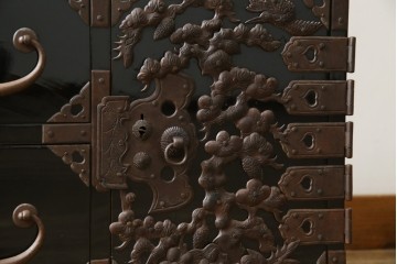 和製アンティーク　美品!!　漆塗り　鳥の意匠を凝らした打ち出し金具が目を引く庄内箪笥(収納タンス、引き出し、閂、かんぬき、時代箪笥、サイドチェスト、衣装箪笥)(R-066600)