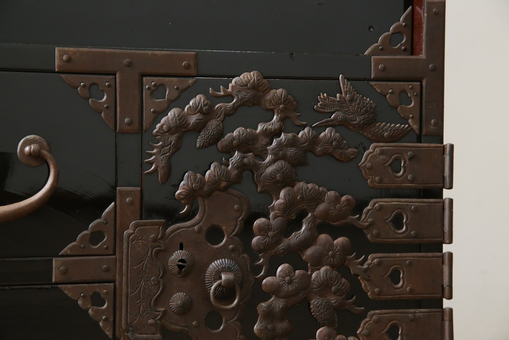 和製アンティーク　美品!!　漆塗り　鳥の意匠を凝らした打ち出し金具が目を引く庄内箪笥(収納タンス、引き出し、閂、かんぬき、時代箪笥、サイドチェスト、衣装箪笥)(R-066600)