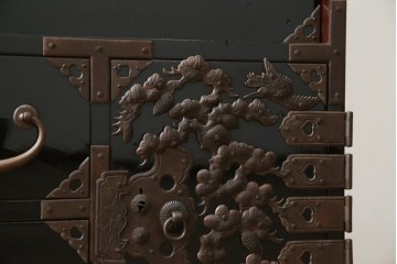 和製アンティーク　美品!!　漆塗り　鳥の意匠を凝らした打ち出し金具が目を引く庄内箪笥(収納タンス、引き出し、閂、かんぬき、時代箪笥、サイドチェスト、衣装箪笥)(R-066600)