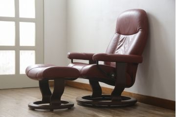 中古　ノルウェー製　EKORNES(エコーネス)　Sサイズ　コンサルシリーズ　クラシック　本革(レザー)　高級感漂う佇まいが魅力のオットマン付きストレスレスチェア(リクライニングチェア、一人掛けソファ、アームチェア、フットスツール、北欧)(R-066605)