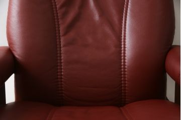 中古　ノルウェー製　EKORNES(エコーネス)　Sサイズ　コンサルシリーズ　クラシック　本革(レザー)　高級感漂う佇まいが魅力のオットマン付きストレスレスチェア(リクライニングチェア、一人掛けソファ、アームチェア、フットスツール、北欧)(R-066605)