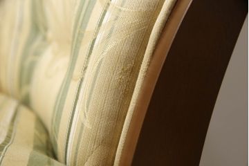 中古　美品!!　マルニ木工(MARUNI)　地中海シリーズ　サランテ　クラシカルなデザインのファブリックが目を引くラブシート(2.5人掛けソファ、2人掛けソファ、3人掛けソファ、アームソファ)(定価約32万円)(R-066606)
