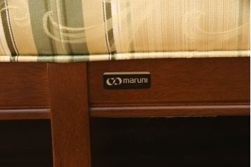 中古　美品!!　マルニ木工(MARUNI)　地中海シリーズ　サランテ　クラシカルなデザインのファブリックが目を引くラブシート(2.5人掛けソファ、2人掛けソファ、3人掛けソファ、アームソファ)(定価約32万円)(R-066606)
