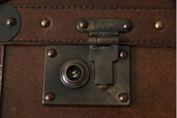 中古　イギリス製　HALO(ハロ)　PARIS TRUNK(パリストランク)　ヴィンテージスタイルのお部屋におすすめなトランクボックス(収納ボックス、ディスプレイ雑貨、収納箱、サイドテーブル、英国)(R-066618)