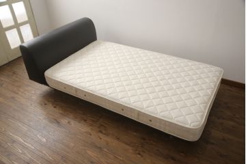 中古　Cassina(カッシーナ)　L31　SITE(サイト)　洗練された佇まいが魅力のセミダブルベッド(ベッドフレーム、マットレス)(定価約60万円)(R-066620)
