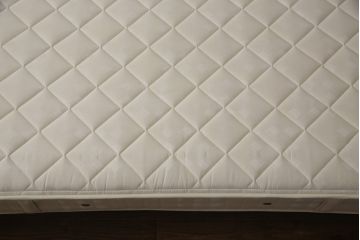 中古　Cassina(カッシーナ)　L31　SITE(サイト)　洗練された佇まいが魅力のセミダブルベッド(ベッドフレーム、マットレス)(定価約60万円)(R-066620)