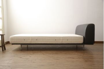 中古　Cassina(カッシーナ)　L31　SITE(サイト)　洗練された佇まいが魅力のセミダブルベッド(ベッドフレーム、マットレス)(定価約60万円)(R-066620)