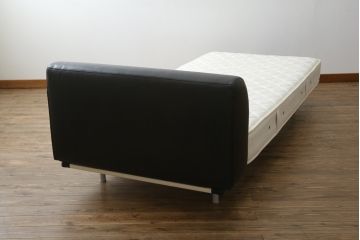 中古　Cassina(カッシーナ)　L31　SITE(サイト)　洗練された佇まいが魅力のシングルベッド(ベッドフレーム、マットレス)(定価約50万円)(R-066621)