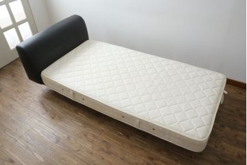 中古　Cassina(カッシーナ)　L31　SITE(サイト)　洗練された佇まいが魅力のシングルベッド(ベッドフレーム、マットレス)(定価約50万円)(R-066621)