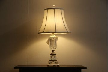 中古　展示品　美品!!　DREXEL HERITAGE(ドレクセルヘリテイジ)取り扱い　真鍮製　エレガントなデザインが魅力的な高級テーブルスタンド(クリスタル、卓上照明、シェード、テーブルスタンド、デスクスタンド、ナイトランプ)(R-066622)