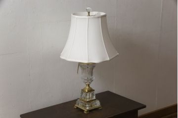 中古　展示品　美品!!　DREXEL HERITAGE(ドレクセルヘリテイジ)取り扱い　真鍮製　エレガントなデザインが魅力的な高級テーブルスタンド(クリスタル、卓上照明、シェード、テーブルスタンド、デスクスタンド、ナイトランプ)(R-066622)