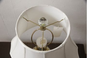 中古　展示品　美品!!　DREXEL HERITAGE(ドレクセルヘリテイジ)取り扱い　真鍮製　エレガントなデザインが魅力的な高級テーブルスタンド(クリスタル、卓上照明、シェード、テーブルスタンド、デスクスタンド、ナイトランプ)(R-066622)