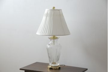 中古　展示品　美品!!　DREXEL HERITAGE(ドレクセルヘリテイジ)取り扱い　クリスタル　真鍮製　エレガントなデザインが魅力的な高級テーブルスタンド(卓上照明、シェード、テーブルスタンド、デスクスタンド、ナイトランプ)(R-066623)