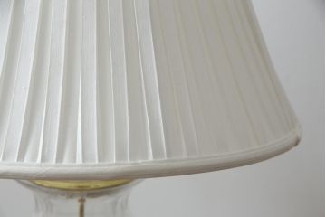 中古　展示品　美品!!　DREXEL HERITAGE(ドレクセルヘリテイジ)取り扱い　クリスタル　真鍮製　エレガントなデザインが魅力的な高級テーブルスタンド(卓上照明、シェード、テーブルスタンド、デスクスタンド、ナイトランプ)(R-066623)