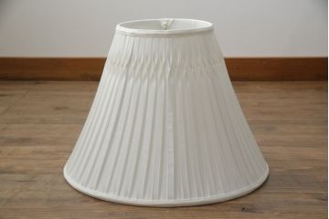 中古　展示品　美品!!　DREXEL HERITAGE(ドレクセルヘリテイジ)取り扱い　クリスタル　真鍮製　エレガントなデザインが魅力的な高級テーブルスタンド(卓上照明、シェード、テーブルスタンド、デスクスタンド、ナイトランプ)(R-066623)