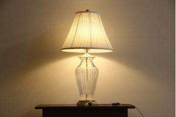 中古　展示品　美品!!　DREXEL HERITAGE(ドレクセルヘリテイジ)取り扱い　クリスタル　真鍮製　エレガントなデザインが魅力的な高級テーブルスタンド(卓上照明、シェード、テーブルスタンド、デスクスタンド、ナイトランプ)(R-066624)