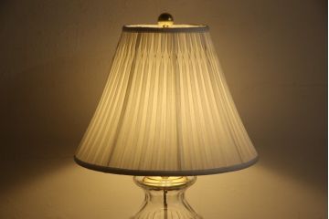 中古　展示品　美品!!　DREXEL HERITAGE(ドレクセルヘリテイジ)取り扱い　クリスタル　真鍮製　エレガントなデザインが魅力的な高級テーブルスタンド(卓上照明、シェード、テーブルスタンド、デスクスタンド、ナイトランプ)(R-066624)