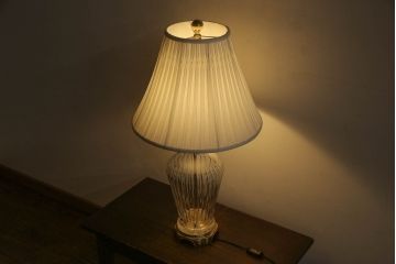 中古　展示品　美品!!　DREXEL HERITAGE(ドレクセルヘリテイジ)取り扱い　クリスタル　真鍮製　エレガントなデザインが魅力的な高級テーブルスタンド(卓上照明、シェード、テーブルスタンド、デスクスタンド、ナイトランプ)(R-066624)