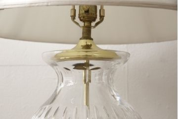 中古　展示品　美品!!　DREXEL HERITAGE(ドレクセルヘリテイジ)取り扱い　クリスタル　真鍮製　エレガントなデザインが魅力的な高級テーブルスタンド(卓上照明、シェード、テーブルスタンド、デスクスタンド、ナイトランプ)(R-066624)