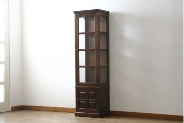 中古　希少モデル!!　北海道民芸家具　シックな佇まいが魅力の縦型キャビネット(飾り棚、ガラスケース、ショーケース、コレクションケース、キュリオケース、収納棚、戸棚)(R-066631)