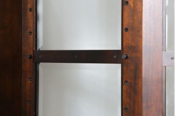 中古　希少モデル!!　北海道民芸家具　シックな佇まいが魅力の縦型キャビネット(飾り棚、ガラスケース、ショーケース、コレクションケース、キュリオケース、収納棚、戸棚)(R-066631)
