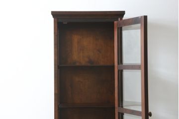 中古　希少モデル!!　北海道民芸家具　シックな佇まいが魅力の縦型キャビネット(飾り棚、ガラスケース、ショーケース、コレクションケース、キュリオケース、収納棚、戸棚)(R-066631)