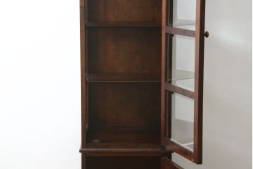 中古　希少モデル!!　北海道民芸家具　シックな佇まいが魅力の縦型キャビネット(飾り棚、ガラスケース、ショーケース、コレクションケース、キュリオケース、収納棚、戸棚)(R-066631)