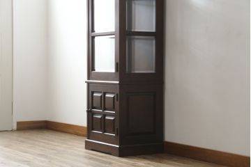 中古　希少モデル!!　北海道民芸家具　シックな佇まいが魅力の縦型キャビネット(飾り棚、ガラスケース、ショーケース、コレクションケース、キュリオケース、収納棚、戸棚)(R-066631)