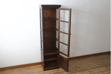 中古　希少モデル!!　北海道民芸家具　シックな佇まいが魅力の縦型キャビネット(飾り棚、ガラスケース、ショーケース、コレクションケース、キュリオケース、収納棚、戸棚)(R-066631)