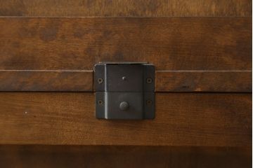 中古　希少モデル!!　北海道民芸家具　シックな佇まいが魅力の縦型キャビネット(飾り棚、ガラスケース、ショーケース、コレクションケース、キュリオケース、収納棚、戸棚)(R-066631)
