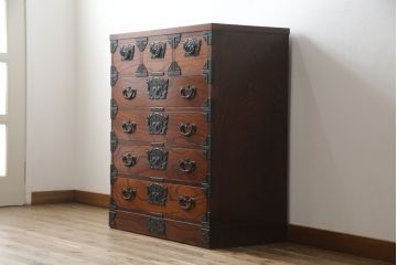 中古　岩谷堂箪笥　黒々とした金具が存在感を放つチェスト(引き出し、衣装箪笥、収納たんす、整理箪笥、和タンス)(R-066633)